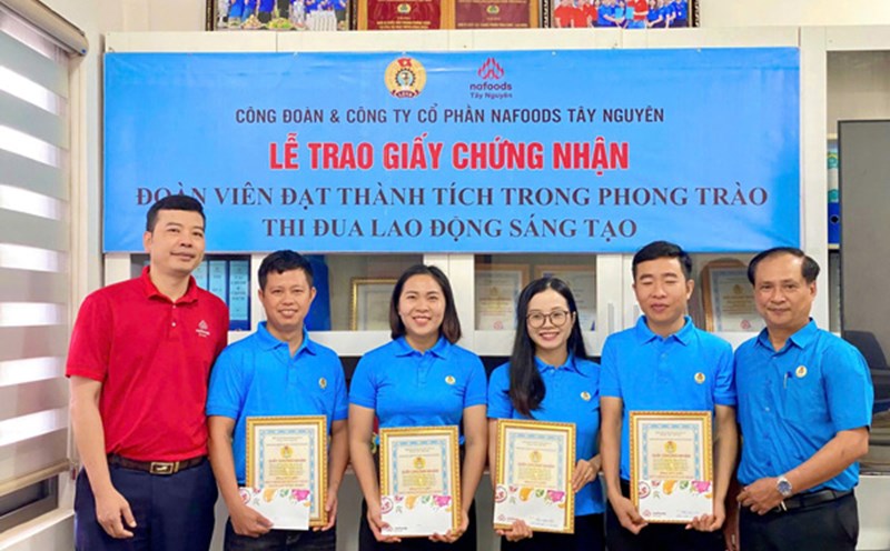 The Trade Union of Tay Nguyen Nafoods Joint Stock Company awarded certificates of merit to employees with useful initiatives. Photo: Thanh Tuan