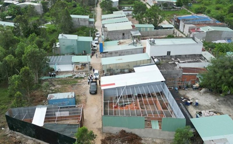 The Ho Chi Minh City Department of Construction inspects the situation of violations of construction order in Phuoc Thang Ward. Photo: Provided by the Department of Construction