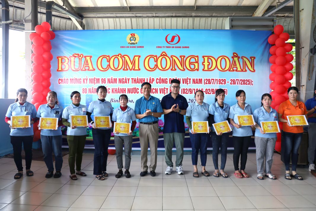 Ong Do Tran Thinh cung lanh dao Cong ty TNHH An Giang Samho  trao qua cho doan vien co 2 con dat thanh tich hoc gioi, xuat sac, nam hoc 2024-2025. Anh: Thanh Mai .
