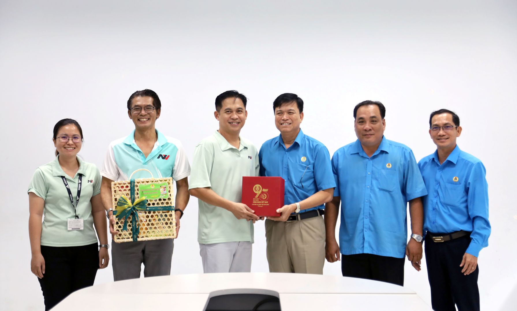 Ong Do Tran Thinh (thu 3 tu phai sang) tham, tang qua cho Cong ty TNHH NV Apparel. Anh: Thanh Mai