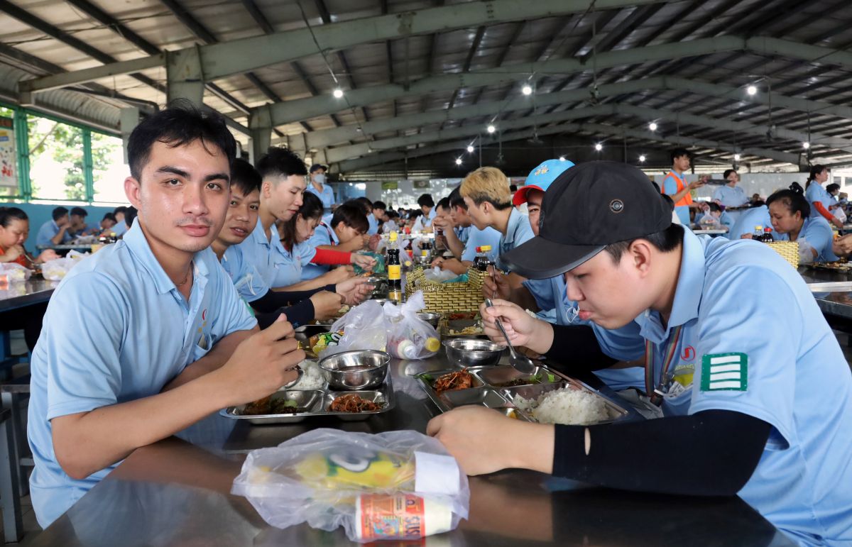 Cong nhan, lao dong Cong ty TNHH An Giang Samho an Bua com Cong doan. Anh: Thanh Mai