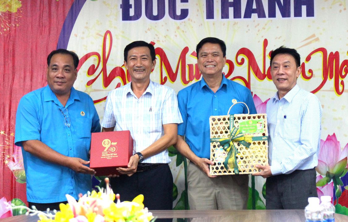 Ong Do Tran Thinh (thu 2 tu phai sang) tang qua cho Cong ty TNHH may Xuat nhap khau Duc Thanh. Anh: Thanh Mai