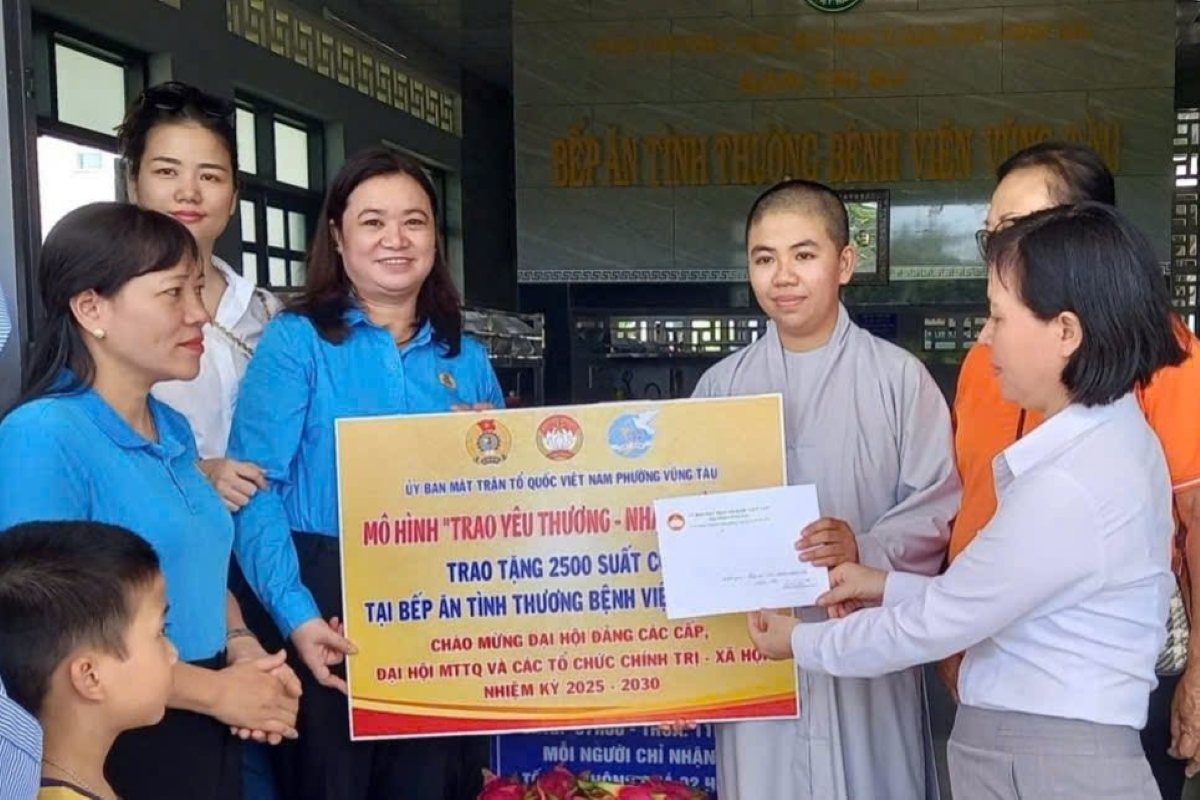 Giving 2,500 meals to support those in difficult circumstances at the Charity Kitchen of Vung Tau Hospital. Photo: Ward Trade Union