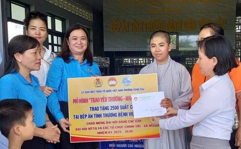 Giving 2,500 meals to support those in difficult circumstances at the Charity Kitchen of Vung Tau Hospital. Photo: Ward Trade Union