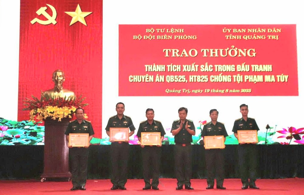 Rewarding the Quang Tri Border Guard after breaking up a major drug case.