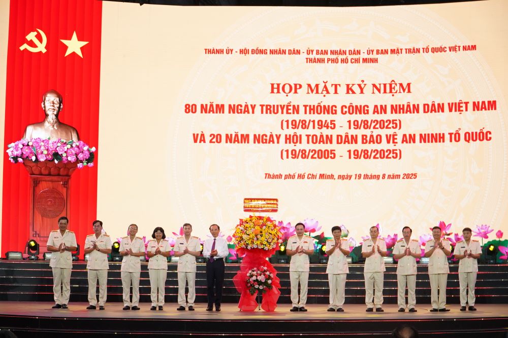  Dong chi Nguyen Van Nen, Uy vien Bo Chinh tri, Bi thu Thanh uy TPHCM tang lang hoa chuc mung tai buoi hop mat. Ảnh: Anh Tu 