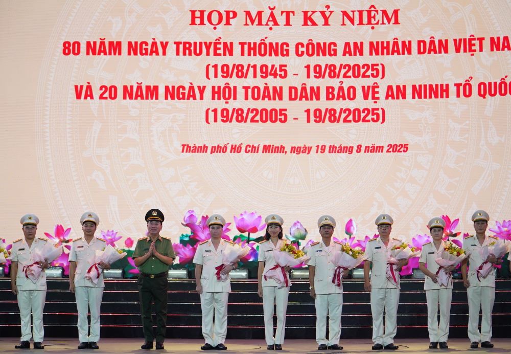  Thuong tuong Tran Quoc To, Uy vien Trung uong Dang, Pho Bi thu Dang uy Cong an Trung uong, Thu truong Bo Cong an tang hoa cac ca nhan. Ảnh: Anh Tu 