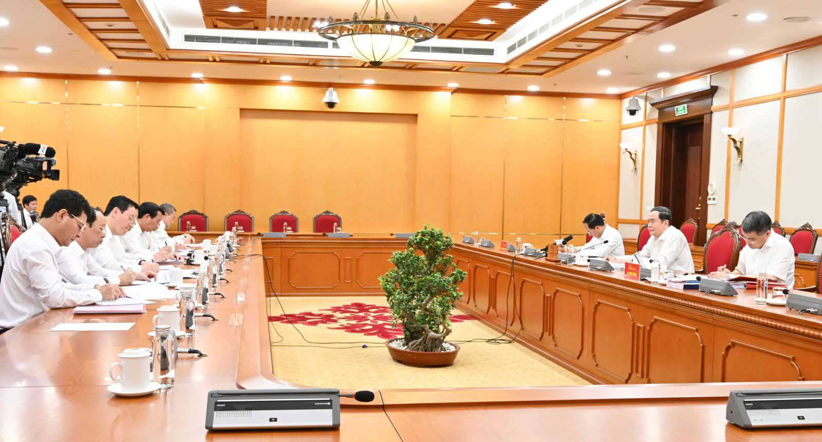 Politburo member and National Assembly Chairman Tran Thanh Man chaired the working session with the Standing Committee of Nghe An Provincial Party Committee. Photo: Hong Ngoc.