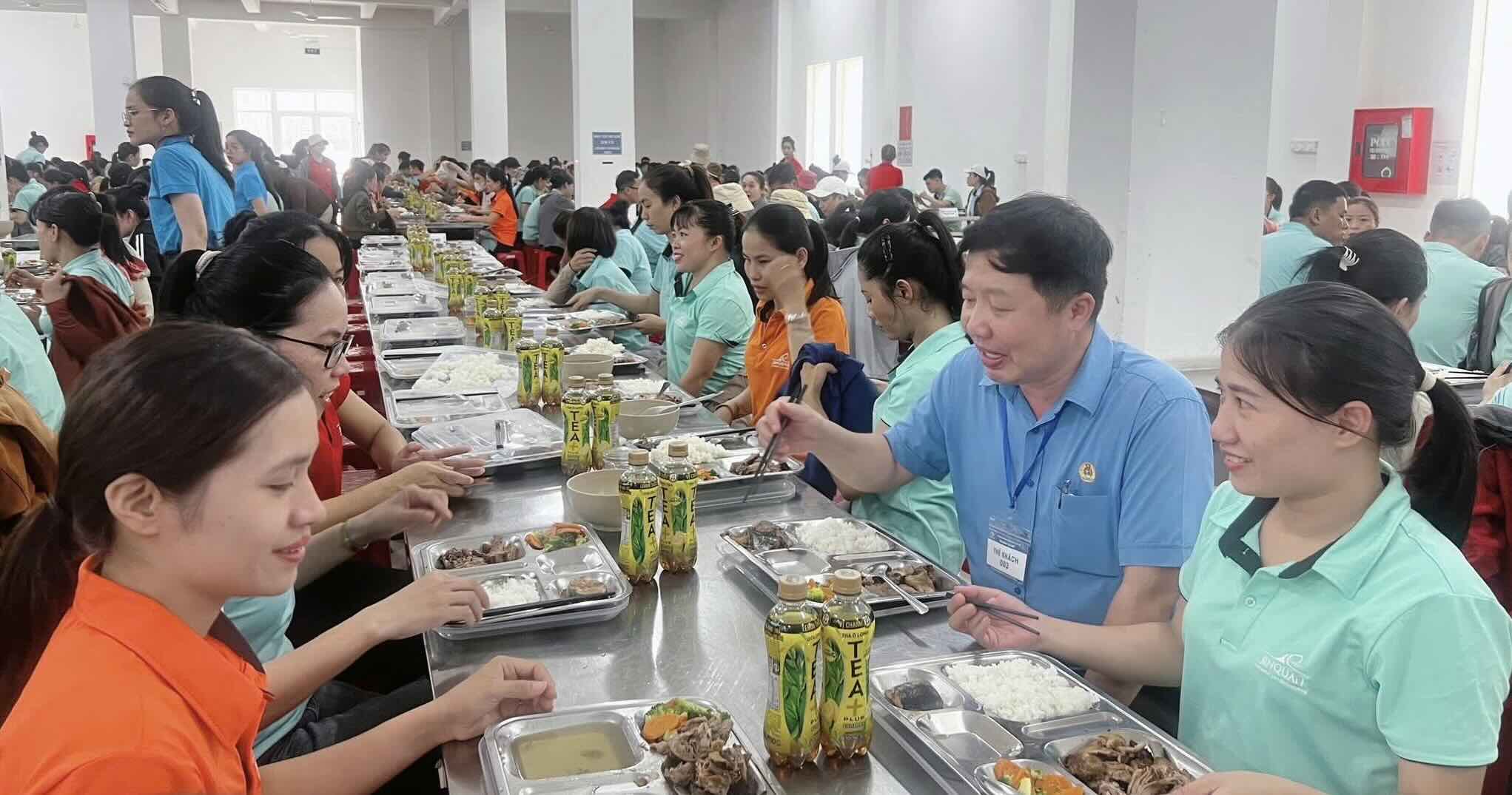 Cientos de miembros del sindicato y trabajadores se reunen en la calida 'Comida Sindical'. Foto: Sindicato de Quang Tri