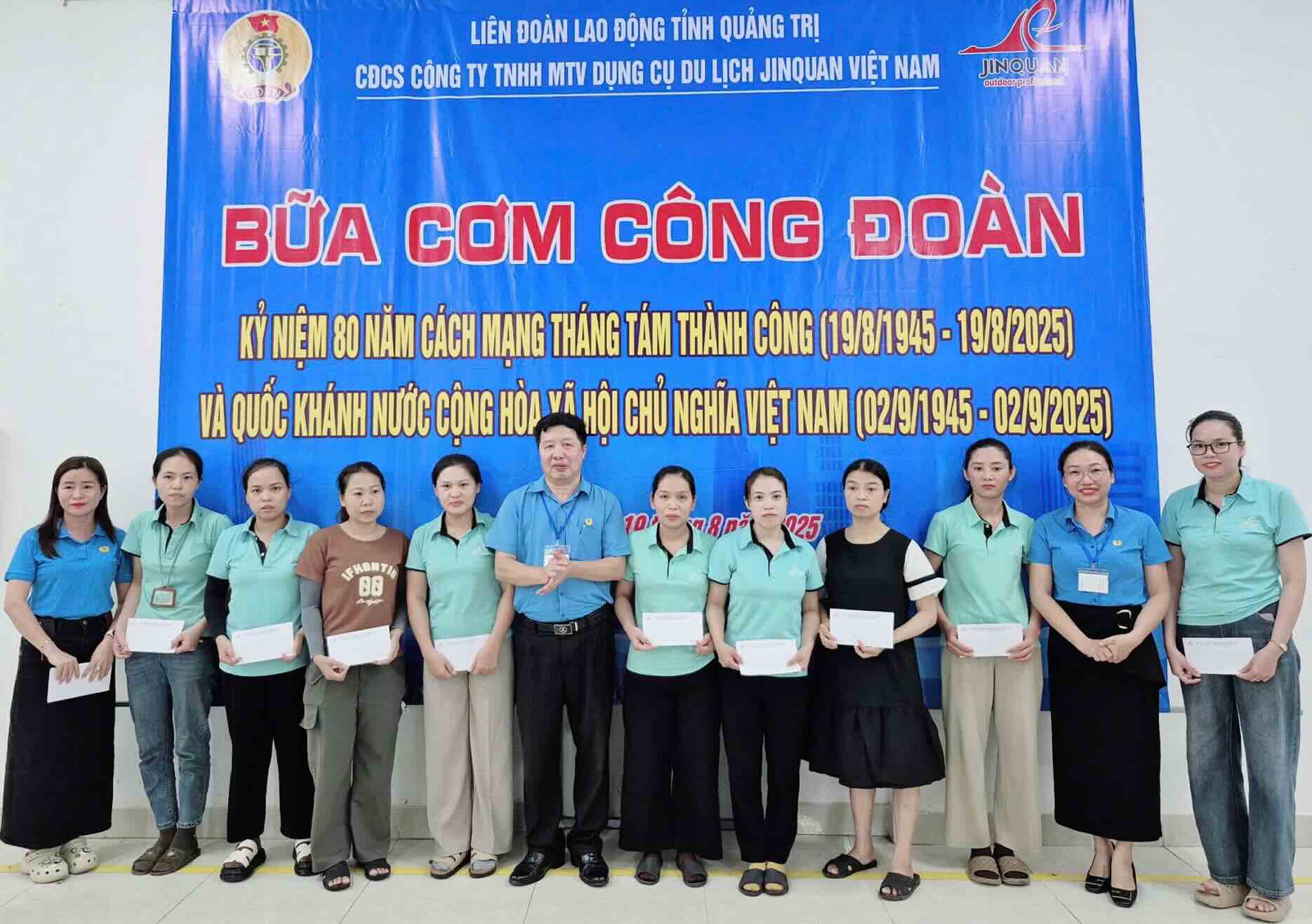 Cac doan vien, nguoi lao dong nhan qua tu LDLD tinh Quang Tri va Cong doan Co so cong ty. Anh: Cong doan Quang Tri
