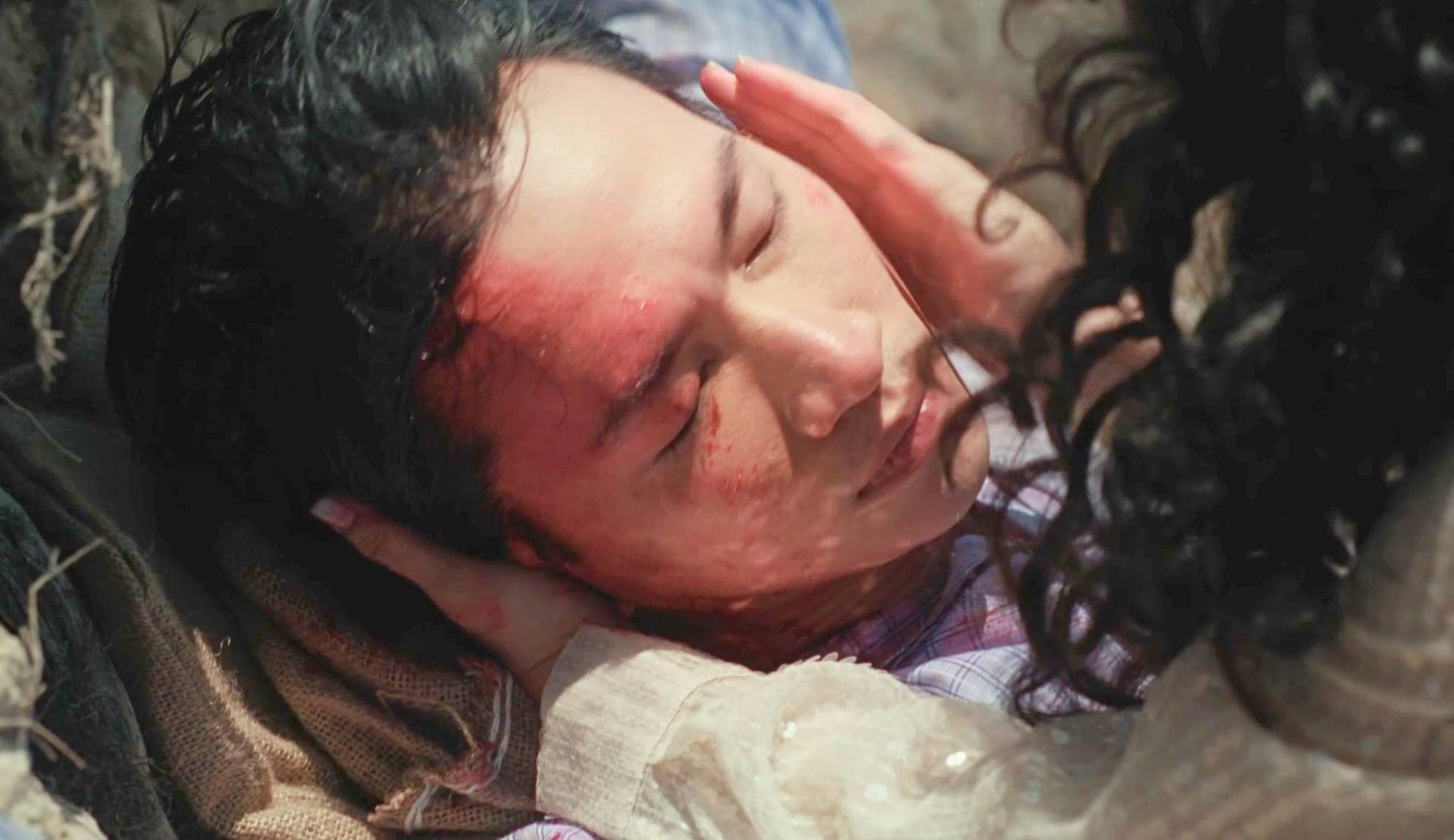 배우 Vo Canh은 어려운 장면을 연기하기 위해 몸을 던집니다. 사진: VieON.