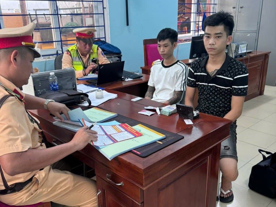 Da Nang controla un coche huye y descubre que 2 sujetos dieron positivo por drogas. Foto: Proporcionada por la policia