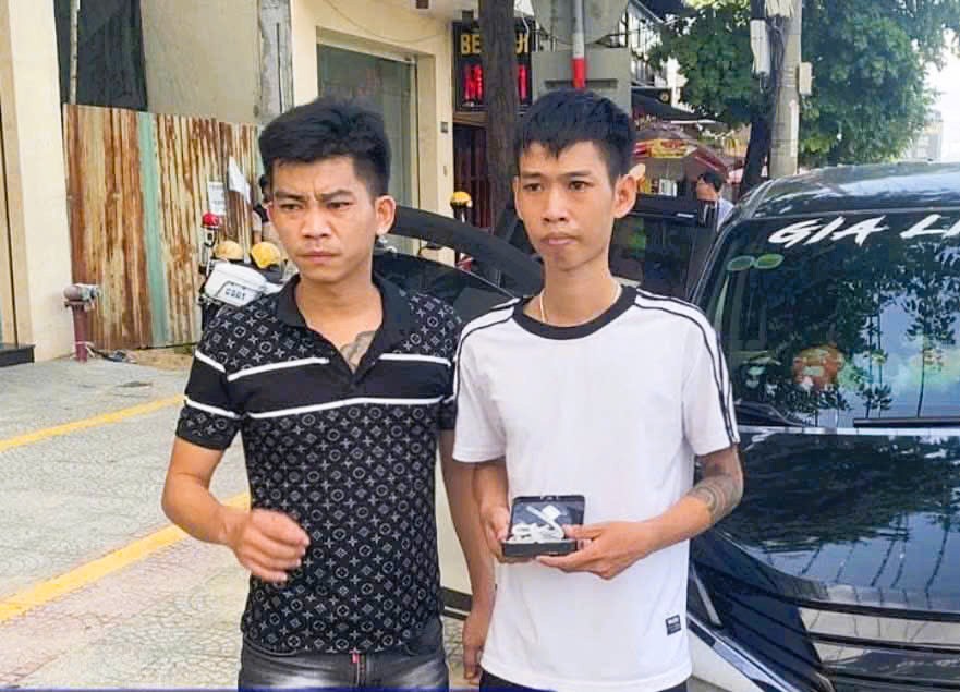 CSGT Da Nang truy bat o to bo chay, phat hien 2 thanh nien duong tinh ma tuy. Anh: CACC
