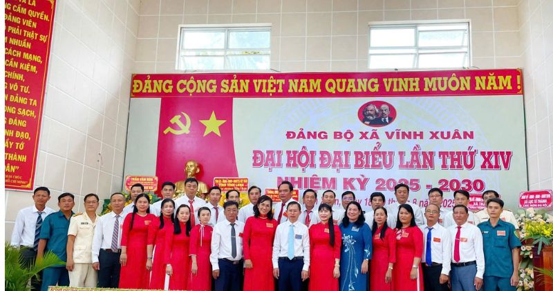 The Executive Committee of the Party Committee of Vinh Xuan Commune, Vinh Long Province took a souvenir photo at the Congress. Photo: Hoang Loc