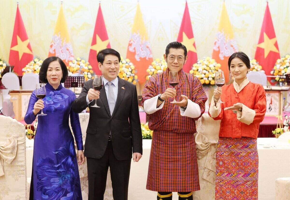 Politburo member and President Luong Cuong and his wife presided over the solemn reception for King Bhutan Jigme Khesar Namgyel Wangchuck and the Queen. Photo: VNA