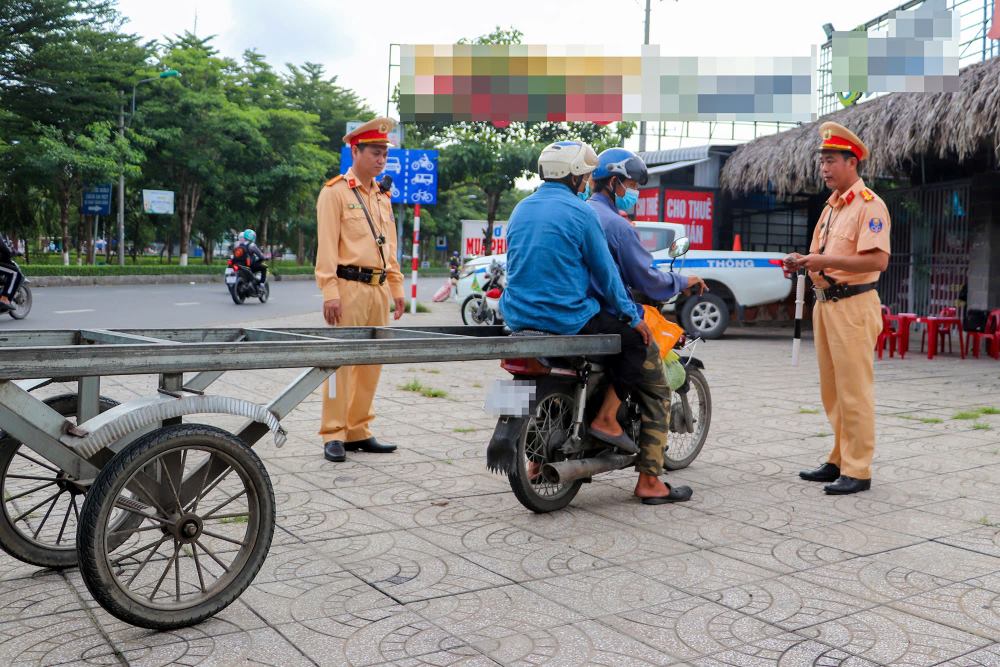 Los vehiculos de cuatro ruedas y los vehiculos caseros con motor estan limitados en muchas carreteras de Lai Chau. Foto: Ta Quang