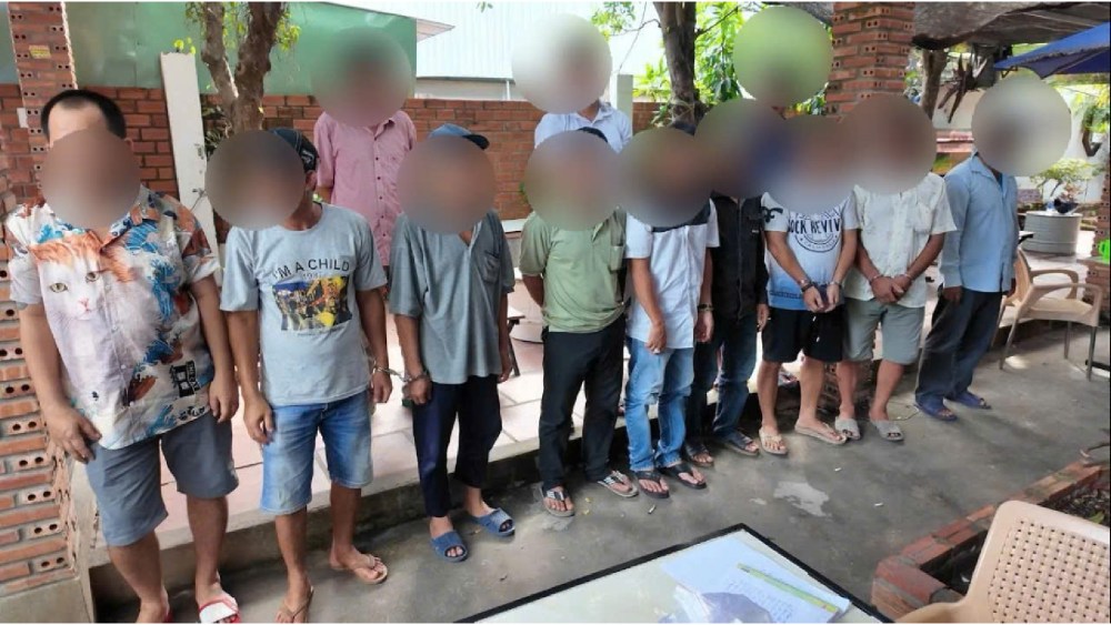 Subjects participating in cockfighting for money online.