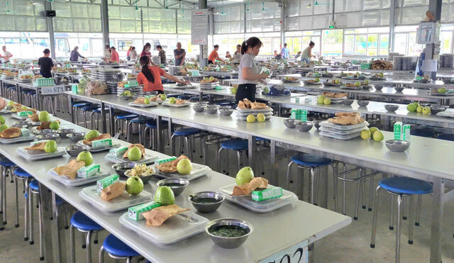 Tien Phong Co. Ltd.에서 '노동조합 점심 식사'에 참석한 노동자. 사진: Hung Yen 노동조합