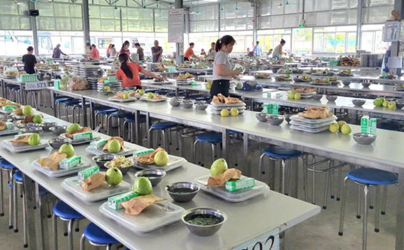 Workers attended the "Union Meal" at Tien Phong Company Limited. Photo: Hung Yen Trade Union