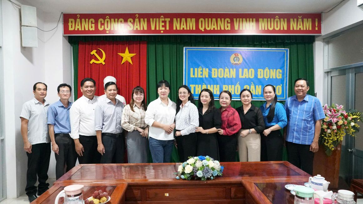 껀터시 노동총연맹 지도자들이 기초 노동조합과 기념 사진을 찍고 있습니다. 사진: Anh Khoa