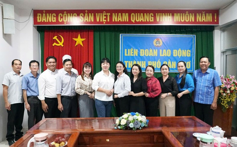 Leaders of the Can Tho City Labor Federation took a souvenir photo with the grassroots unions. Photo: Anh Khoa