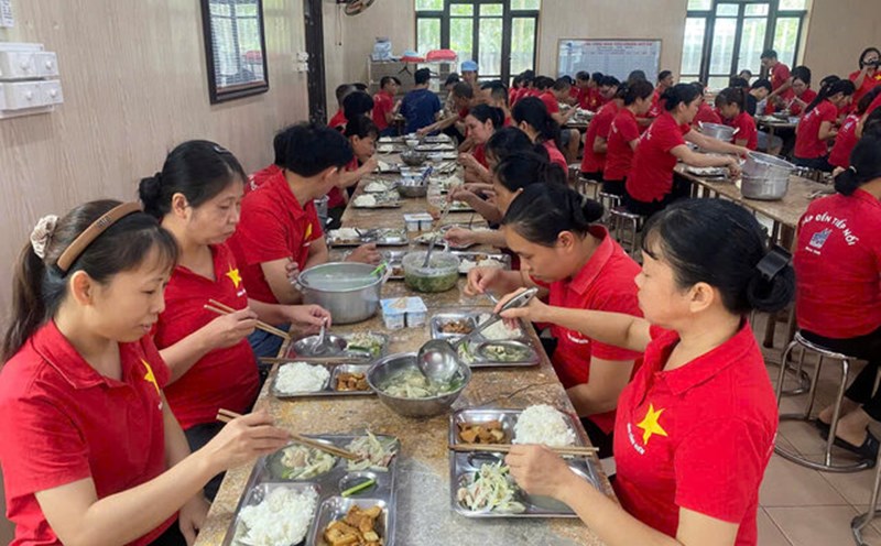 The Union Meal at Vi Hoang Garment Factory was held to celebrate the 80th anniversary of the successful August Revolution and National Day on September 2. Photo: Thu Thuy