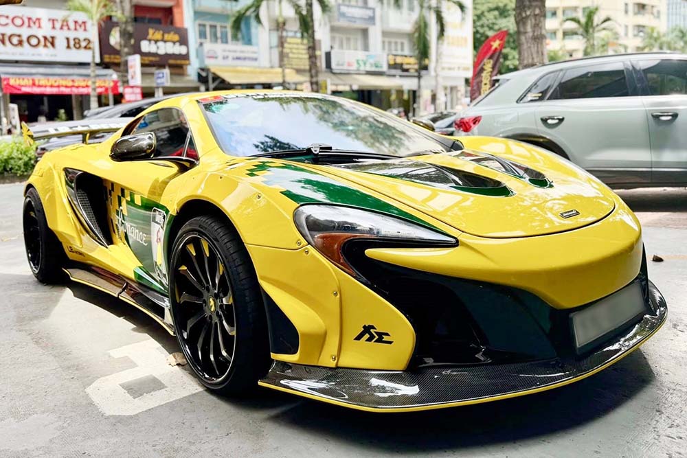 El McLaren 650S Spider modificado Liberty Walk con una nueva capa de decal amarillo y verde aparece en las calles de Ciudad Ho Chi Minh. Foto: Phuong Ngo