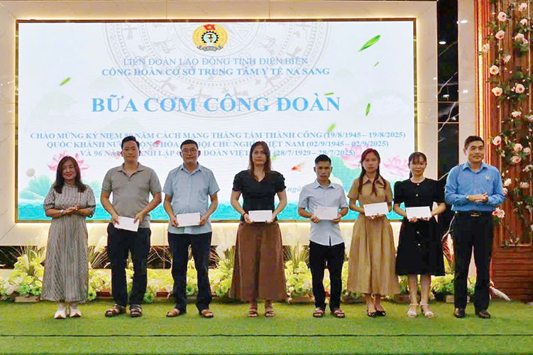 Dien Bien Provincial Federation of Labor presented gifts to union members at Na Sang Medical Center. Photo: Giang Nam