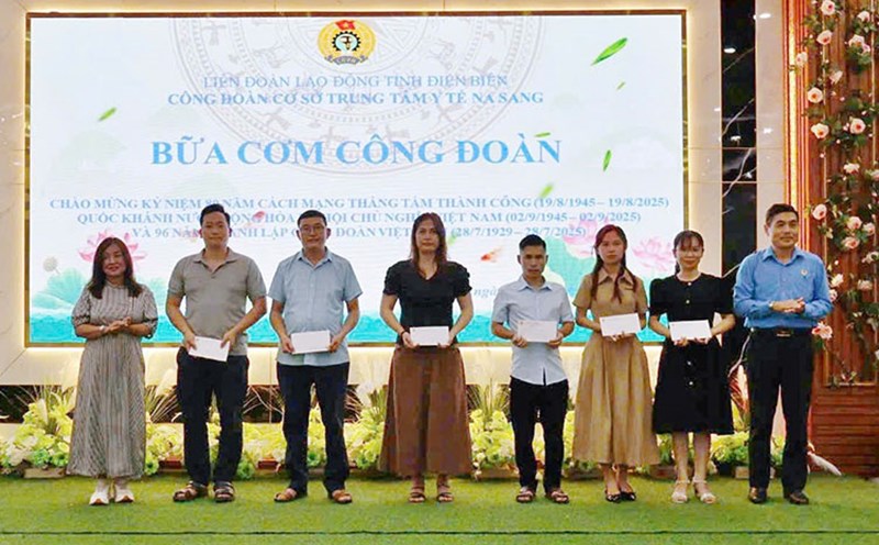 Dien Bien Provincial Federation of Labor presented gifts to union members at Na Sang Medical Center. Photo: Giang Nam