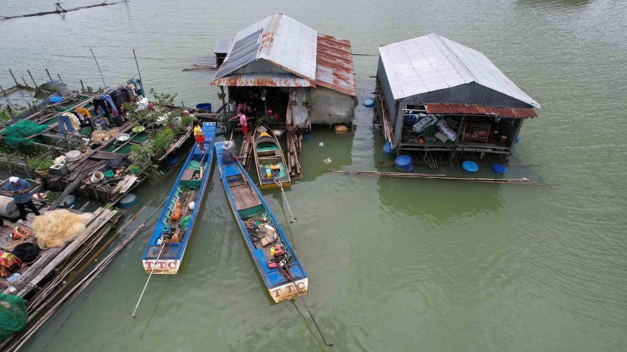 Dak Lak省とラムドン省の2つのレベルの政府は、湖底地域の住民を岸に引き上げ、より良い住居にするための支援計画を策定しました。写真:PVグループ