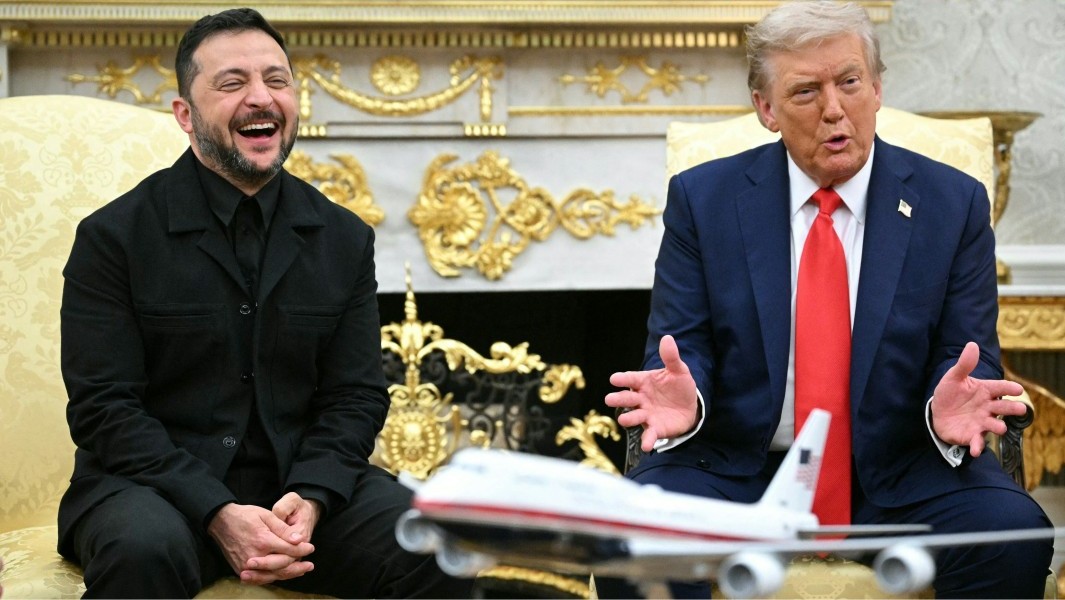 볼로디미르 젤렌스키 우크라이나 대통령이 2025년 8월 18일 백악관에서 도널드 트럼프 미국 대통령을 만나는 동안 검은색 코트를 입고 있습니다. 사진: AFP