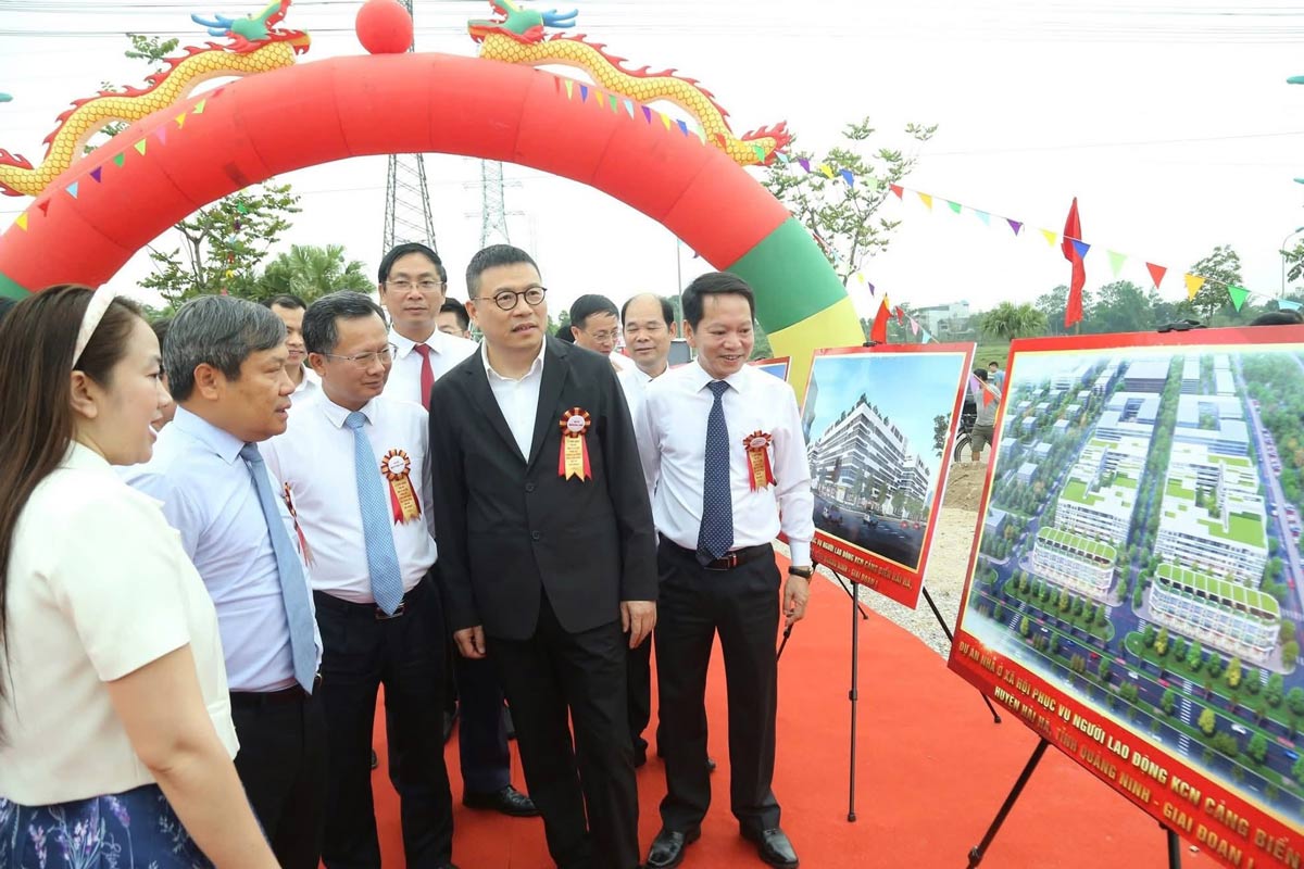 Lanh dao tinh Quang Ninh cung nha dau tu xem phoi canh nha o xa hoi phuc vu nguoi lao dong KCN Cang bien Hai Ha - Giai doan 1. Anh: Cong ty TNHH KCN Hai Ha