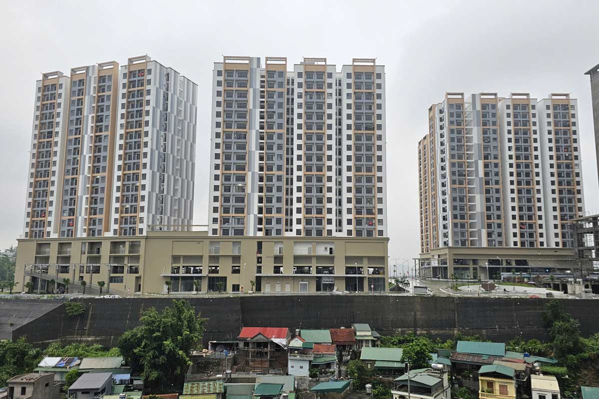 El proyecto de vivienda social perteneciente a la zona residencial de la colina Ngan hang es el primer proyecto de vivienda social de la provincia de Quang Ninh que se invierte en la construccion en un area de 25.900 m2 satisfaciendo las necesidades de vivienda de unas 4.000 personas. Foto: Doan Hung