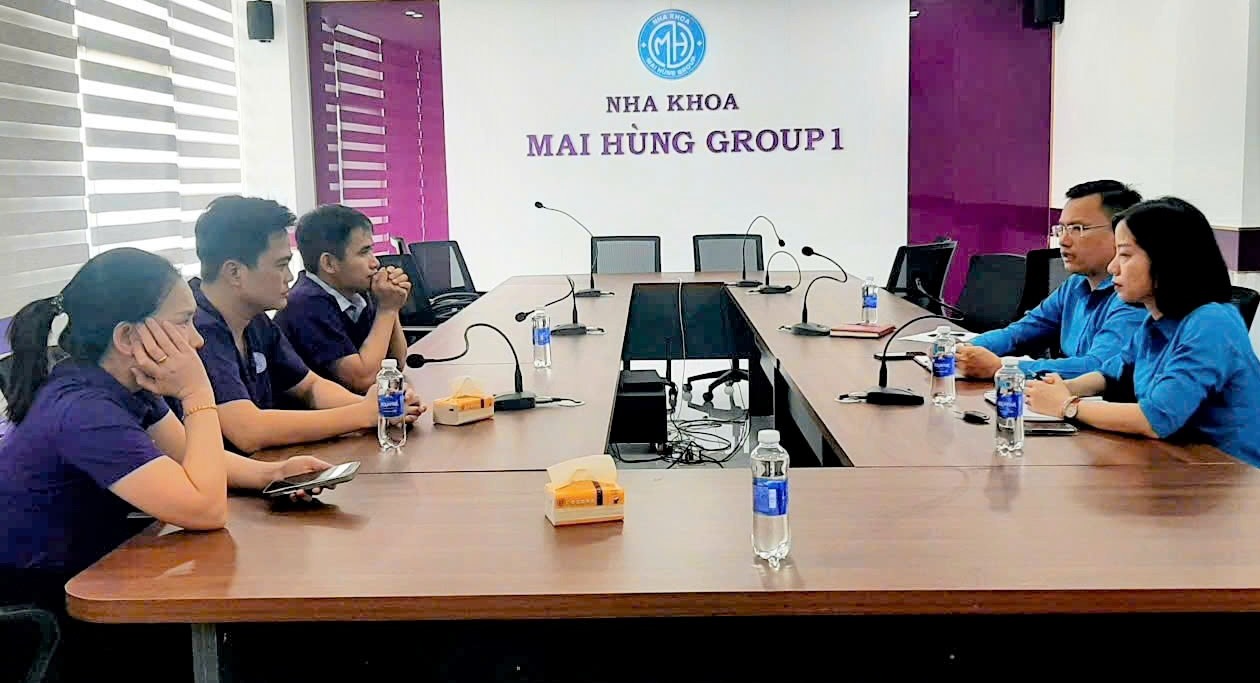 양측은 향후 노동조합 기초 조직 설립을 향한 몇 가지 중요한 내용에 대해 논의하고 합의했습니다. 사진: 하띤 노동조합