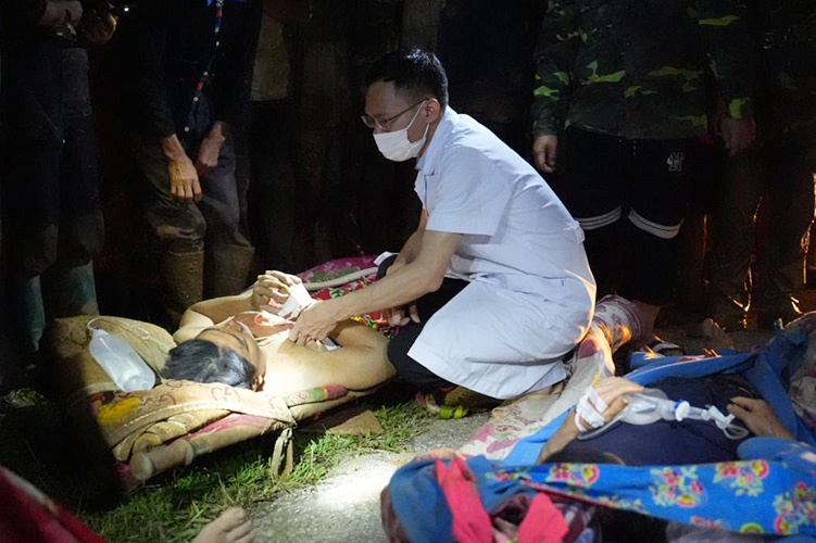 That night, doctors and nurses from Dien Bien province approached, gave emergency care and brought the seriously injured victims to a safe treatment facility. Photo: CDC Dien Bien