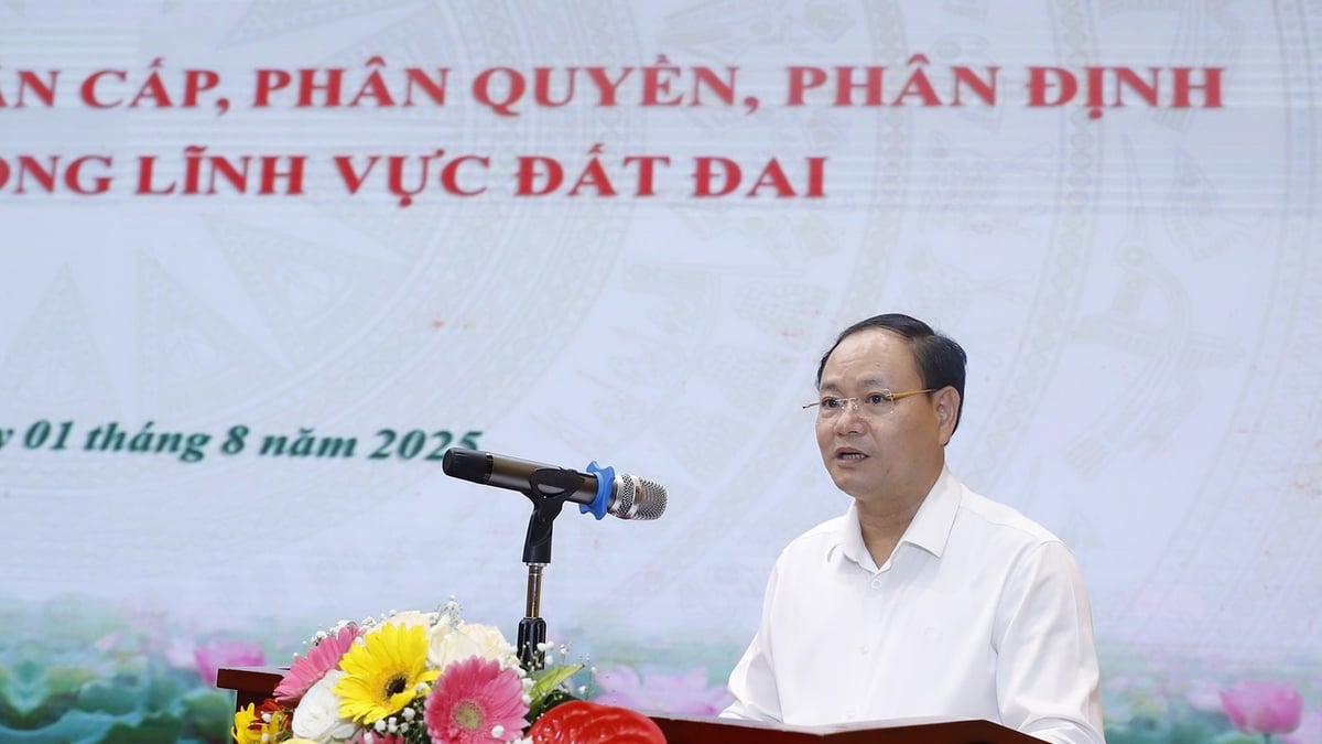 Deputy Minister Le Minh Ngan chaired a national training conference on decentralization, delegation of authority, and division of authority in the land sector. Photo: Ministry of Natural Resources and Environment