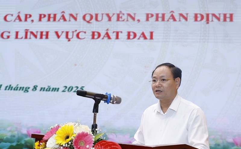 Deputy Minister Le Minh Ngan chaired a national training conference on decentralization, delegation of authority, and division of authority in the land sector. Photo: Ministry of Natural Resources and Environment