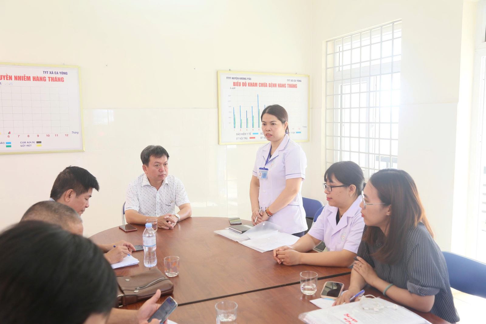 Doan cong tac cua So Y te kiem tra cong tac phong, chong dich sot xuat huyet o co so. Anh: Bao Trong