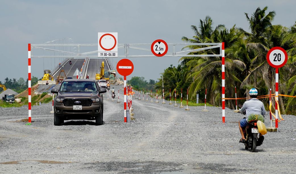 Ong Nguyen Anh Duc - can bo phu trach an toan Du an cau Dai Ngai 2 (Tong Cong ty Xay dung so 1 - CC1), cho biet: De dam bao an toan, don vi da lap dat he thong bien bao an toan giao thong. Trong thoi gian luu thong tam, phuong tien chi duoc chay voi toc do toi da 20km/h.
