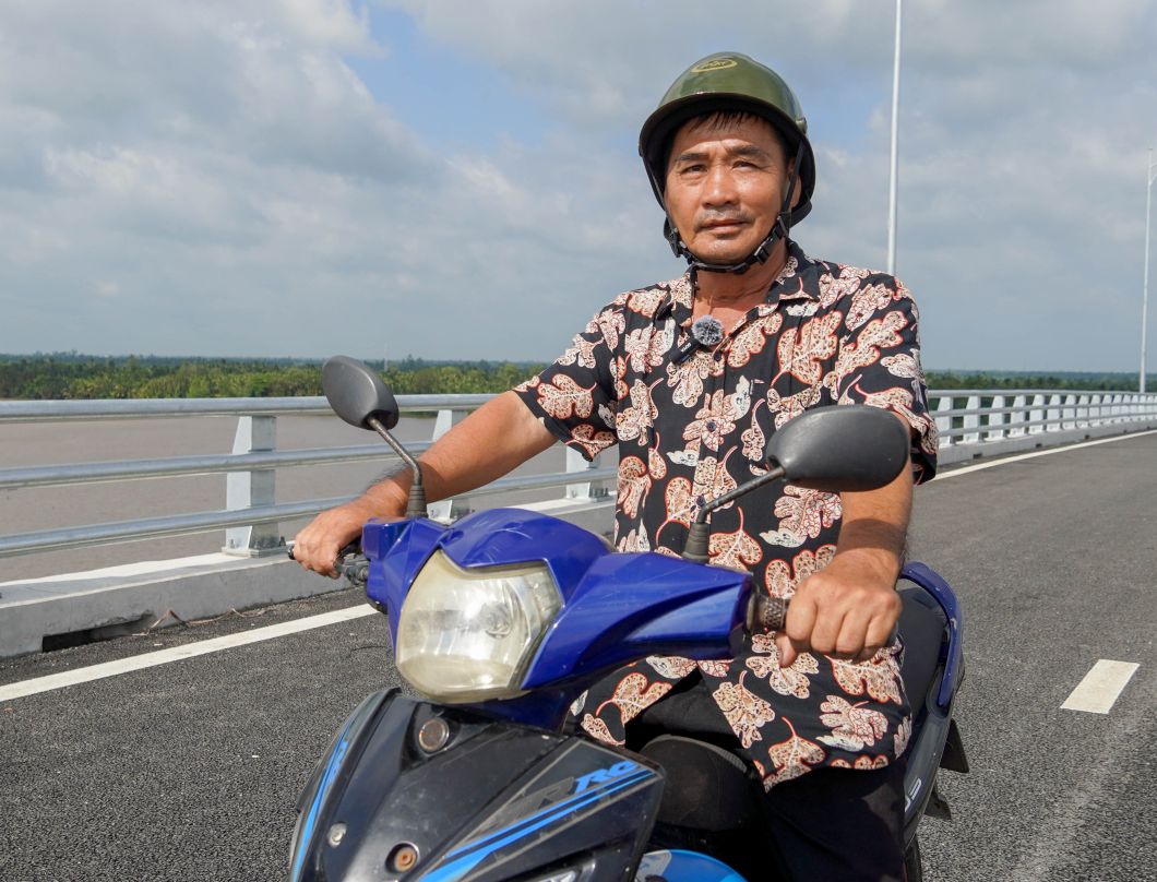 Ong Le Van Dung, ngu ap An Phu, xa An Thanh, TP Can Tho, bay to niem vui khi den xem cau Dai Ngai 2: “Ngay truoc, muon qua song phai di pha rat bat tien vi phai cho doi lau. Nguoi dan chung toi rat mong co cay cau. Gio co roi, mung lam, viec di lai thuan tien, hang hoa van chuyen nhanh hon, gia ca chac chan se tot hon. Thuy san, cay an trai cua ba con se co co hoi tiep can thi truong rong lon hon“.