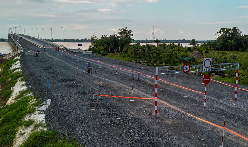 Ong Duc cung thong tin, den nay phan cau chinh cua cau Dai Ngai 2 da co ban hoan thanh, dat gan 100% khoi luong. Mot so nha thau dang tiep tuc hoan thien cac hang muc tham my mat cau. Rieng phan cau dan va duong dan hai dau cau dang trong giai doan chat tai theo doi lun nen. Viec do tai du kien dien ra vao cuoi thang 10.2025, sau do cac nha thau se tiep tuc thi cong, phan dau hoan thanh toan bo phan duong dan trong nam 2025.