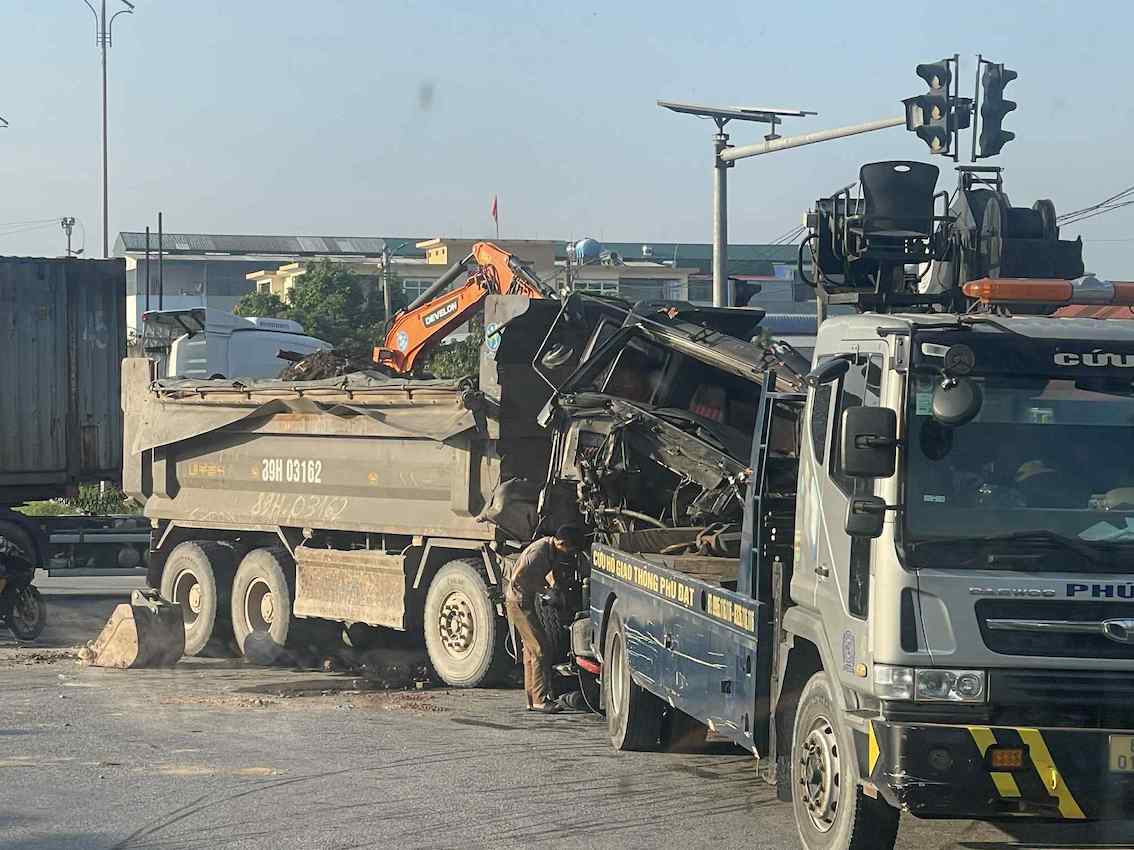 Camion se estrello en la madrugada del 2 de agosto en la interseccion de Truong Phuc (Hung Yen) el conductor quedo atrapado en la cabina. Foto: Proporcionada por la gente