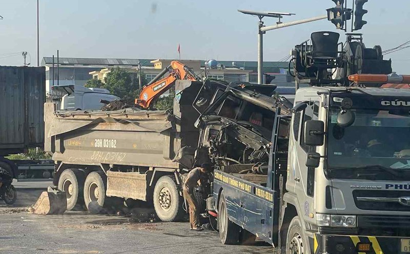 The truck had an accident in the early morning of August 2, at Truong Phuc intersection (Hung Yen), the driver was trapped in the cabin. Photo: Provided by the people