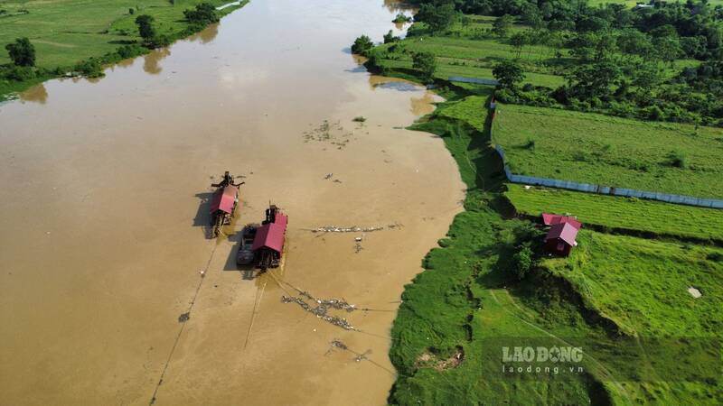 Hoạt động khai thác cát sỏi tại xã Điềm Thụy, Thái Nguyên đang phải tạm dừng vì bị người dân phản đối kịch liệt. Ảnh: Lam Thanh.