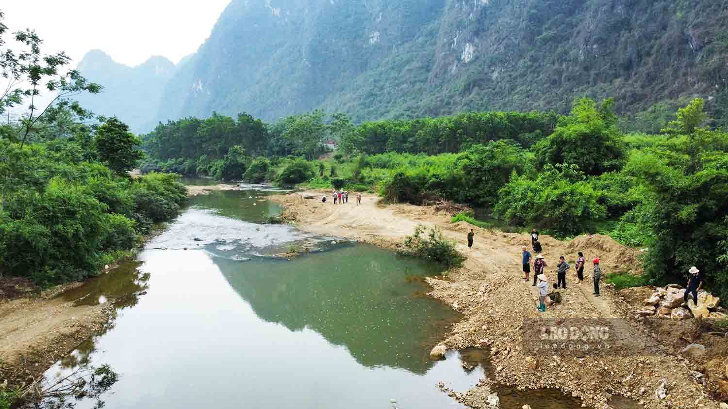 Người dân xã Dân Tiến tập trung phản đối khai thác cát sỏi của Công ty TNHH bê tông xây dựng Việt Cường. Ảnh: Lam Thanh.