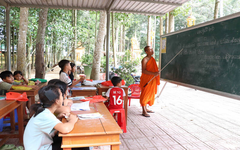 Cac vi su truc tiep giang day chu Khmer mien phi cho hoc sinh trong dip he, gop phan gin giu tieng noi va van hoa dan toc. Anh: Hoang Loc