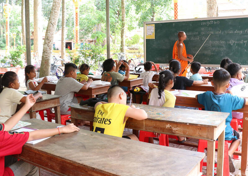 Estudiantes Khmer practican diligentemente la escritura en una clase de verano organizada en el recinto de un templo en la provincia de Vinh Long. Foto: Hoang Loc