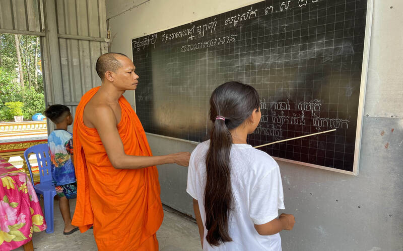 Lop hoc chu Khmer tai chua khong chi day mat chu ma con truyen dat dao ly, lich su va nghi le truyen thong cua dan toc Khmer. Anh: Hoang Loc