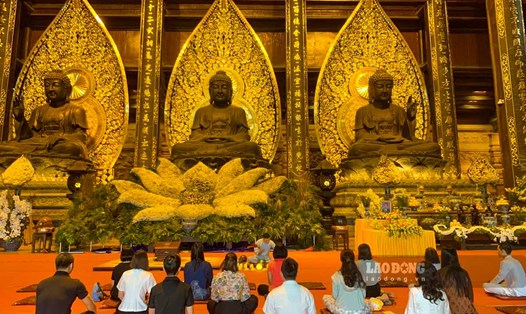 3 pho tượng bằng đồng nguyên khối có vị trí ở Điện Tam Thế chùa Tam Chúc. Ảnh: Hà Vi