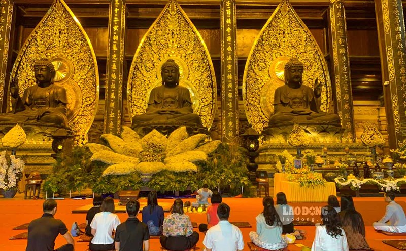 3 pure bronze statues are located at Tam The Palace, Tam Chuc Pagoda. Photo: Ha Vi